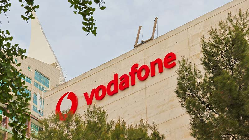 Fachada de edifício com logótipo da Vodafone em Lisboa
